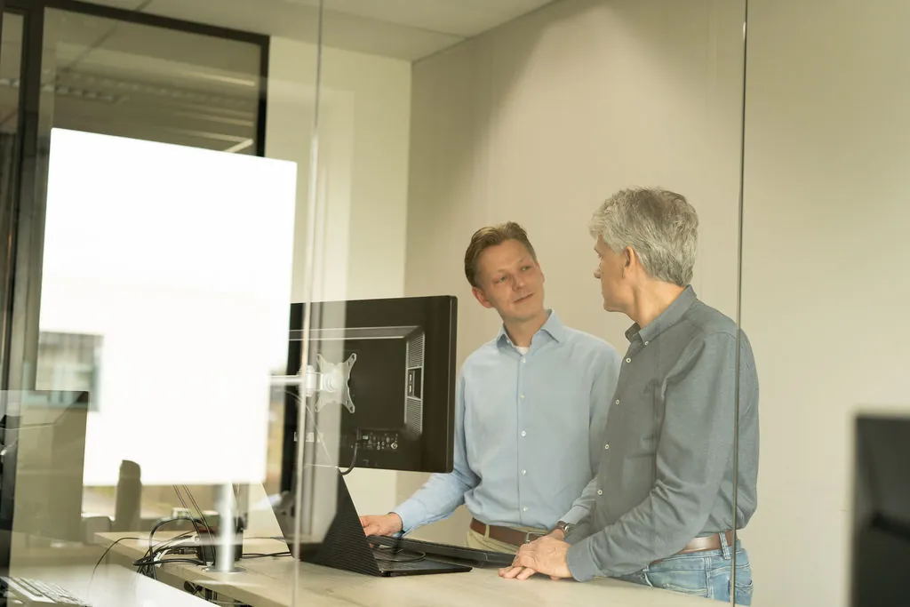 Een collega van ITsmart presenteert het BI-volwassenheidsmodel voor een tv-scherm