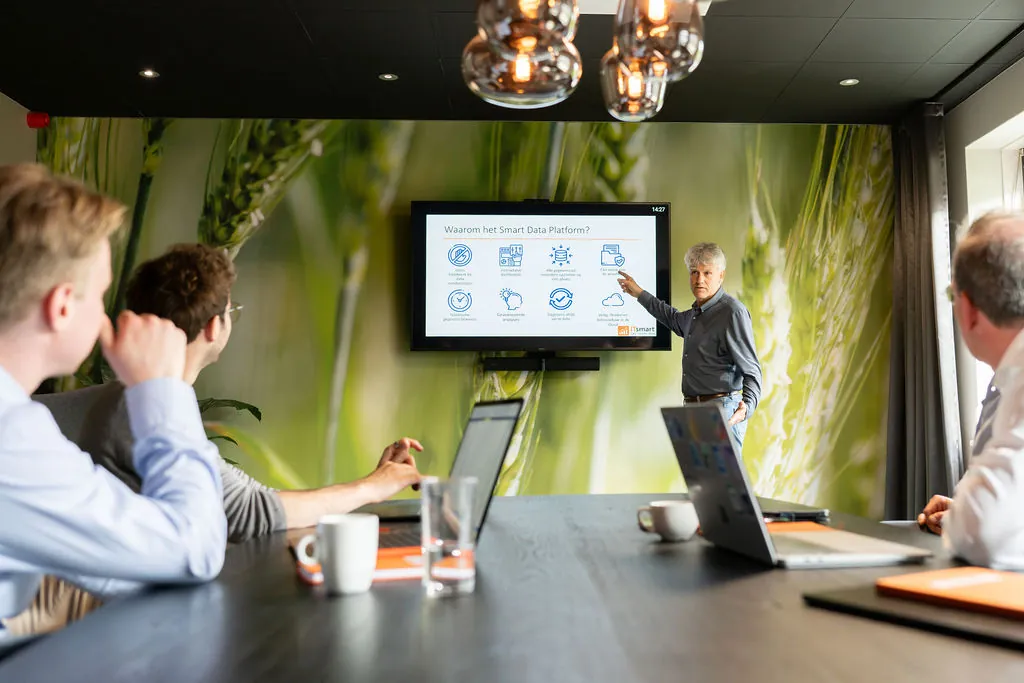 Een collega van ITsmart presenteert 'Waarom het Smart Data Platform?'